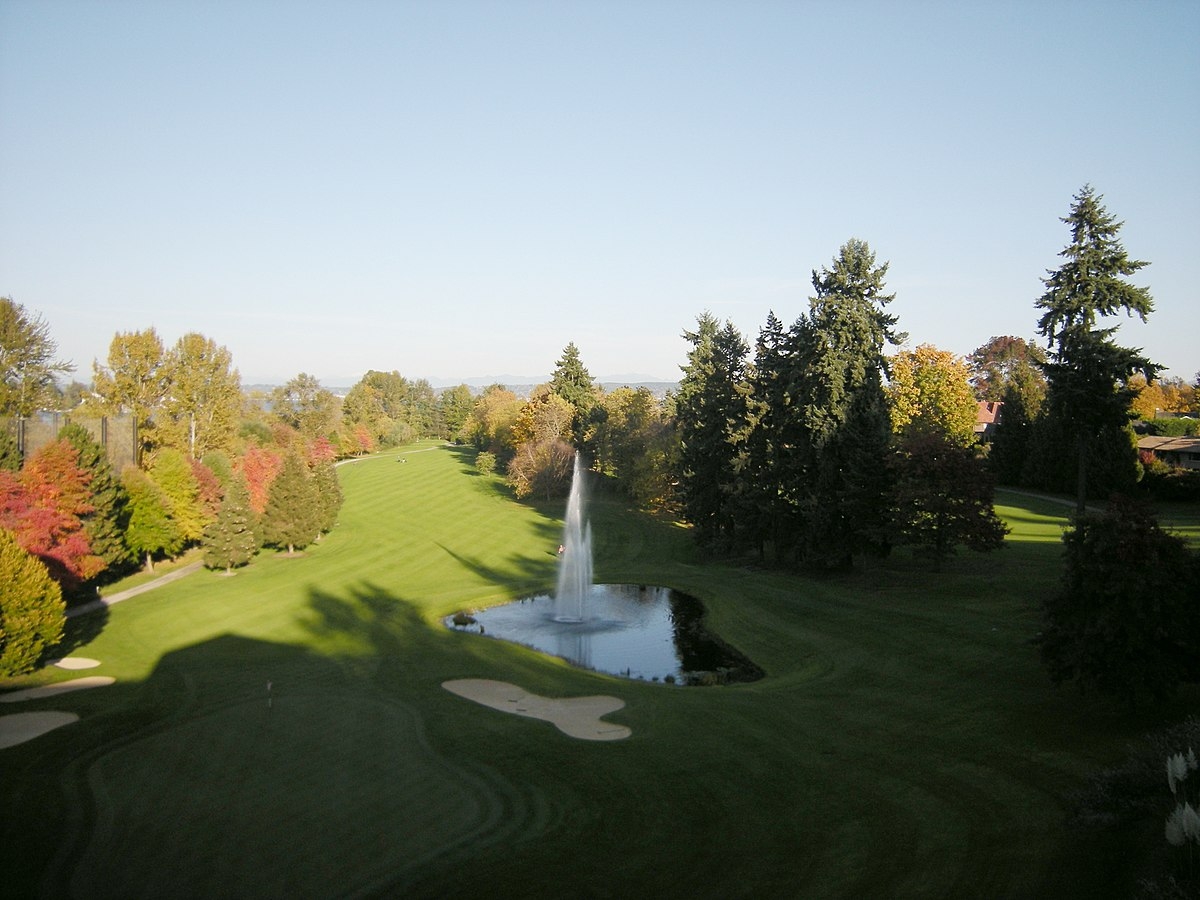 Golf course at gated community Broadmoor, Seattle, Washington. Photo by Joe Mabel