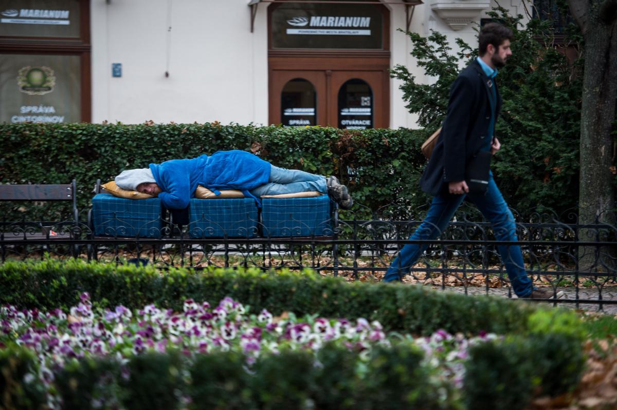 A Nota Bene vendor in Slovakia utilizes large foam cushions to overcome anti-homeless bench design. Photo courtesy Nota Bene