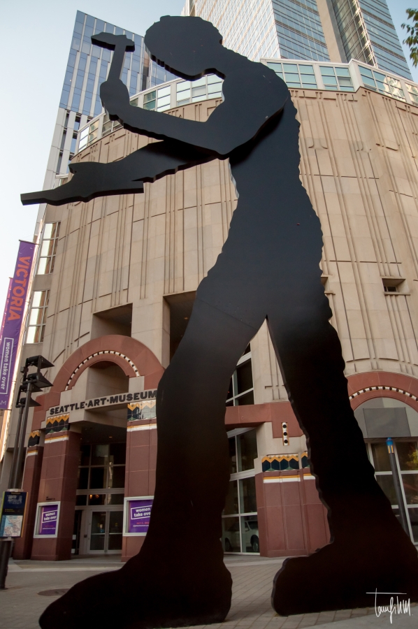 A photo of the iconic "Hammering Man" at Seattle Art Museum