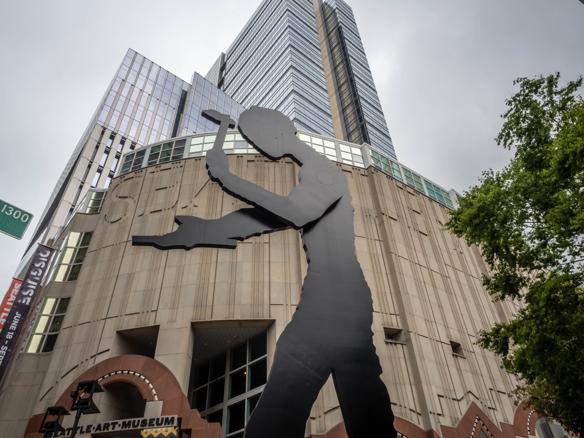 Image of hammering-man statue outside Seattle Art Museum on cloudy day